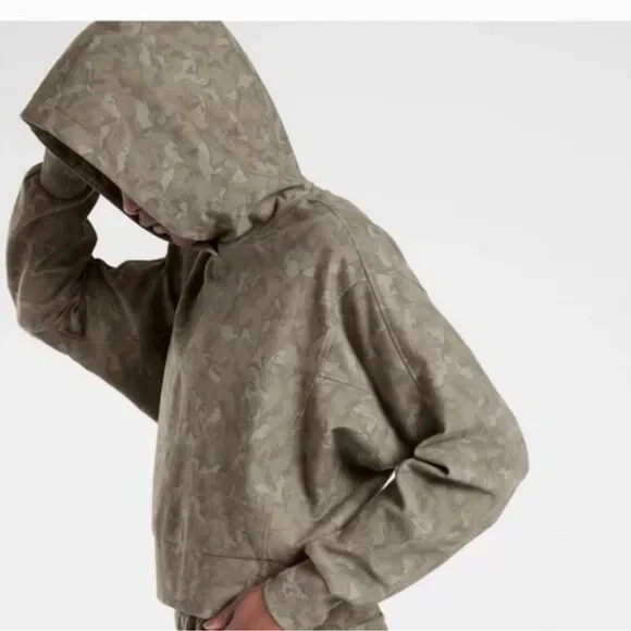 Athleta Printed Farallon Sweatshirt Size Medium Camo Olive NWT - Picture 2 of 10